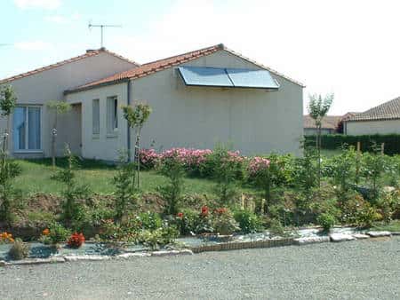 Selon les goûts et les possibilités,les capteurs solaires ne sont pas seulement posés sur un toit. Ils peuvent être intégrés dans la toiture, posés sur un pignon.<br />© Giordano Industries - Tous droits réservés