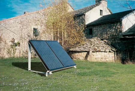Selon les goûts et les possibilités,les capteurs solaires ne sont pas seulement posés sur un toit. Ils peuvent être posés sur un châssis métallique au sol<br />© Giordano Industries - Tous droits réservés