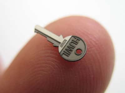 Un exemple de réalisation d’une clé de petite taille sur un doigt.