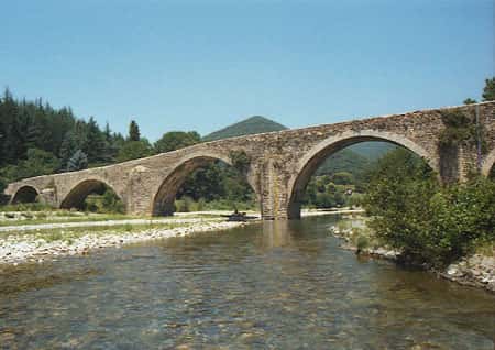 Le pont des camisards traverse le Gardon.