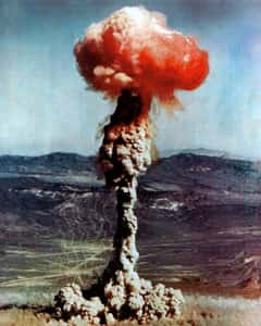 Souffle atomique de la bombe Charlie, au Nevada, en 1951. La bombe A, communément appelée « bombe atomique » ou « bombe à fission », est basée sur le principe de la fission nucléaire et utilise des éléments fissiles comme l'uranium 235 et le plutonium 239. Les bombes à fission furent les premières armes nucléaires à être développées au cours de la seconde guerre mondiale. © DR