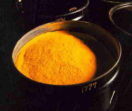Le <em>yellowcake</em>, ou concentré d’uranium, doit son nom à sa couleur caractéristique. © DR