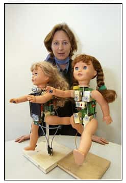 La poupée Robota optimise ses capacités dans l'accompagnement éducatif d'enfants autistes. © Alain Herzog, École polytechnique fédérale de Lausanne