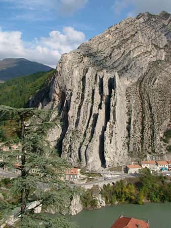Vue rapprochée de Sisteron, rocher de la Baume. © Régis Martel, Wikipedia GNU, Free Documentation License, Version 1.2
