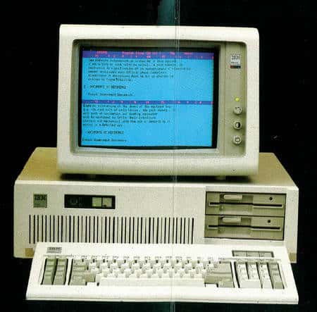 Années 1980. Le logiciel Systran vient d'être adapté pour MS-Dos et tourne sur l'IBM PC, ici dans sa version à deux lecteurs de disquettes, donc sans disque dur. © Systran