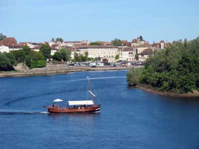Gabare sur la rivière Dordogne à Bergerac. © Monster1000 Licence de documentation libre GNU, version 1.2 