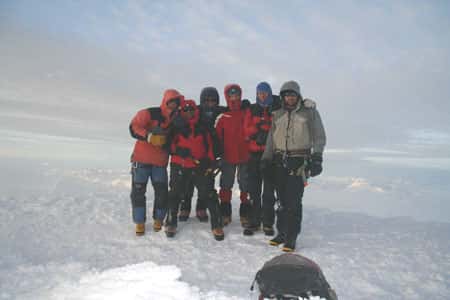 L'équipe franco-chilienne de forage au sommet du San Valentin. De gauche à droite : Patrick Ginot, Marko Rodrigues, Patrick Wagnon, Robert Gallaire, Stephan Houdier et Gino Casassa. Pour la première fois, plusieurs carottes de glace ont été extraites d'un glacier patagonien, le San Valentin (Chili, 47 degrés sud) culminant à 3900 m, dans le cadre du projet Sanvallor soutenu par l'ANR où sont impliqués l'unité de recherche Great Ice de l'IRD, le LSCE, le LGGE, le LMTG et notre partenaire chilien, le CECS.<br />© Patrick Ginot - IRD