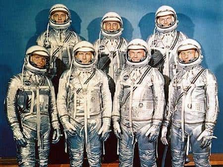 Les astronautes du programme Mercury. De gauche à droite, à l'arrière : Alan Shepard, Virgil Grissom et Gordon Cooper. À l'avant : Walter M. Schirra, Donald Kent Slayton, John Glenn et Scott Carpenter