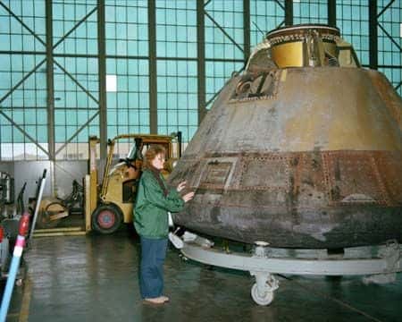 La cabine d'Apollo 8 après son retour sur Terre. Elle effectuera encore plusieurs tours du monde... lors d'expositions consacrées à l'Espace, et est maintenant exposée au Musée de l'Air et de l'Espace à Washington. Crédit Nasa