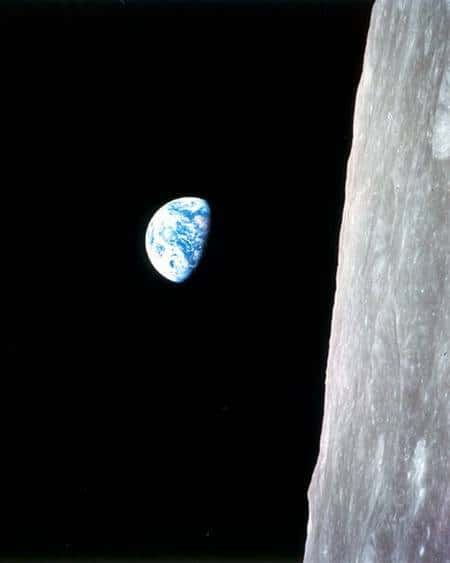 Photo historique d'un &quot;lever de Terre&quot; depuis Apollo 8 en orbite lunaire. Crédit Nasa