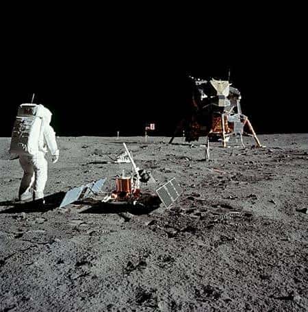 Apollo 11 sur la Lune. En avant-plan, Aldrin et le sismographe Alsep. Crédit Nasa