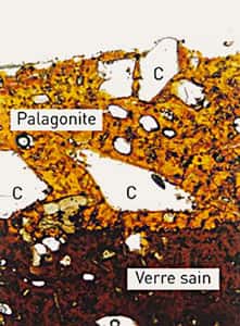 Pellicule de palagonite sur basalte sain. © DR