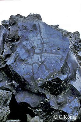 On observe de l’obsidienne dans ce détail d’une coulée. © Claire König