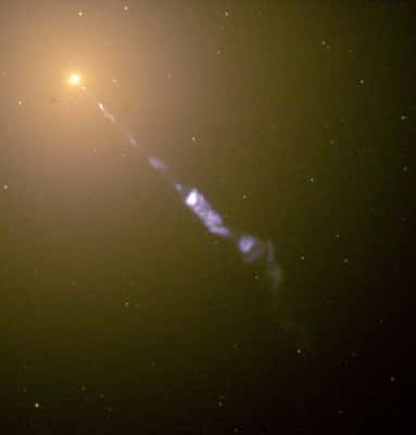 Jet provenant du centre de la galaxie M87. © Wikipédia