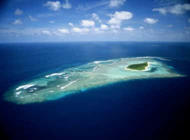 Figure 9 : L’état de Tuvalu, dans l’océan Pacifique central, est constitué de 9 atolls dont l’altitude est proche de zéro, comme c’est le cas de tous les atolls.