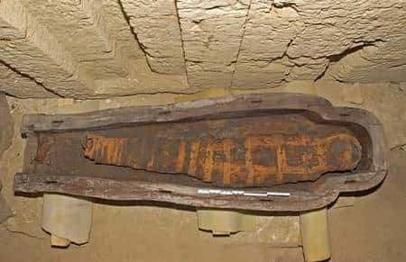 Momie de Bastetirdis dans son sarcophage (VI<sup>e</sup>-IV<sup>e</sup> siècle avant J.-C.), galerie A. © Photos Christian Décamps / Mission archéologique du Louvre à Saqqara