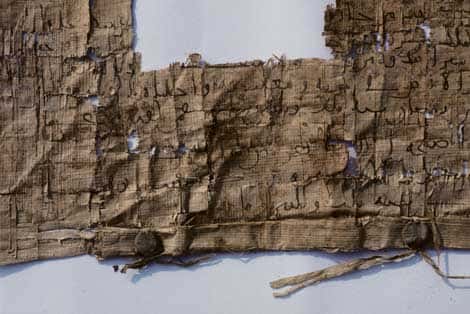 Papyrus arabe (IX<sup>e</sup> siècle après J.C.). © Photos Christian Décamps / Mission archéologique du Louvre à Saqqara