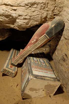 Découverte d’une statue de Ptah-Sokar-Osiris et d’un coffret au fond du puits q3. © Photos Christian Décamps / Mission archéologique du Louvre à Saqqara