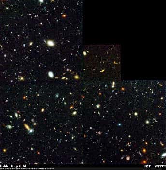 Figure 5 : le champ profond du télescope spatial Hubble. Dans cette petite zone du ciel soigneusement choisie pour ne pas contenir d’étoiles brillantes (on en voit qui ont une forme … d’étoiles), il a été possible de détecter 1500 galaxies dont certaines se trouvent à plus de 10 milliards d’années-lumière de la Terre.