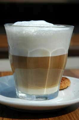 La manière dont le lait se mélange au café est chaotique. © NG