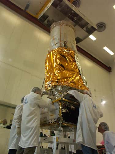 Le satellite Corot, au cours de son assemblage final et des nombreuses vérifications d'avant lancement. © Cnes