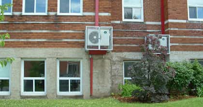 Unités extérieures de climatisation fixées en façade. © Pôle Nord