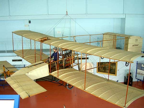 Reconstitution de l'aéroplane <em>Voisin </em>au moyen duquel Henri Farman a réalisé le premier kilomètre en circuit fermé. Maquette exposée au musée du Bourget. © Wikipédia <em>Creative C</em>ommons