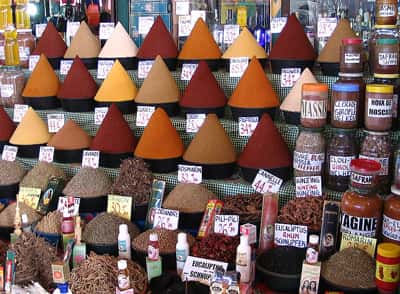 Les épices, un camaïeu de couleurs. © Bertrand Devouard, GNU, Wikipedia