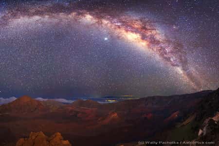 La Voie lactée au-dessus de Mauna Kea. © <a target="_blank" href="http://antwrp.gsfc.nasa.gov/apod/ap090127.html">Wally Pacholka</a>