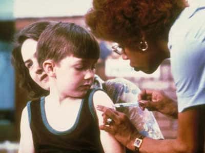 Infirmière vaccinant un enfant © Wikipedia, article vaccination.<br />Source: Centers for Disease Control PHIL (Public health image library). Domaine public.
