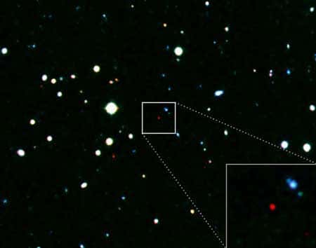 Image du sursaut gamma le plus lointain jamais observé à cette date : le petit point rouge, au centre et agrandi en bas à droite. La lumière a voyagé environ 13 milliards d’années avant de parvenir jusqu'à nous ! (Image obtenue par l'instrument Grond, installé sur le télescope de 2.2 mètres du MPE, à La Silla, Chili.)