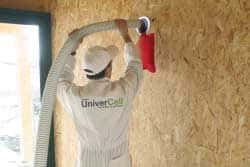 Insufflation derrière une cloison de doublage ; système applicable sur paroi inclinée (toiture). © UniverCell