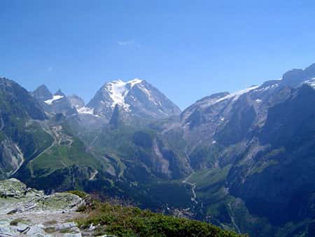 La Grande Casse (3.855 m) est le point culminant du massif de la Vanoise. Sur cette photo, juste devant la Grande Casse, se trouve l'aiguille de la Vanoise, qui surplombe la vallée de la Glière, puis Les Fontanettes, un hameau de Pralognan-la-Vanoise. À droite, les glaciers de la Vanoise. © Cevenol2, CC by-sa 3.0