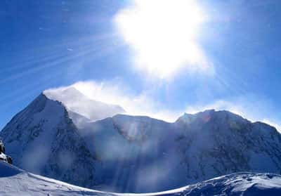 Le mont Pourri depuis l'aiguille Rouge durant l'hiver 2004-2005. On voit l'arête nord qui relie le mont Turia au mont Pourri. On voit également la voie d'ascension par le col des roches. © Eltouristo, GNU 1.2