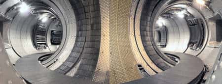 Intérieur de l'enceinte du tokamak Tore Supra en 2002. Tore Supra est un tokamak supraconducteur, en exploitation depuis 1988 à Cadarache (Bouches du Rhône)