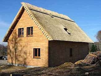 Parpaing de bois massif et toit de chaume pour cette maison corrèzienne en voie d’achèvement © Maleysson Création