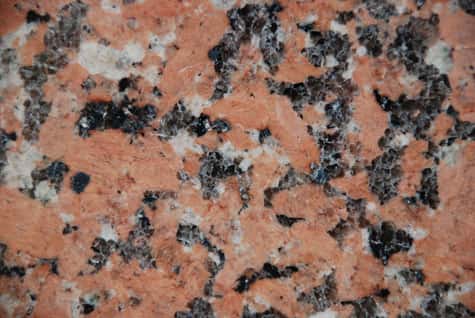 Granite rose de La Clarté, Ploumanac’h, Côtes d’Armor. Ce granite tient sa couleur de celle de la majorité de ses feldspaths. On peut observer aussi la présence de quelques feldspaths blancs. © François Michel