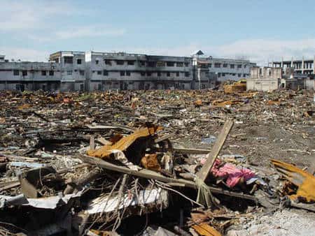 Le tsunami du 26 décembre 2004 à Sumatra, Indonésie : les débris laissés par les vagues lors de leur retrait sont considérables comme à Meulaboh dans un secteur détruit. © P. Wassmer