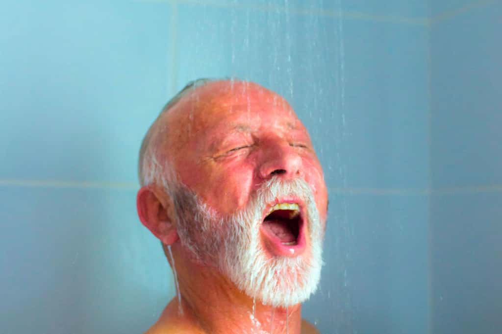 Attention si vous avez + de 65 ans, trop de douches fragilise la peau des seniors. © Slavica, iStock