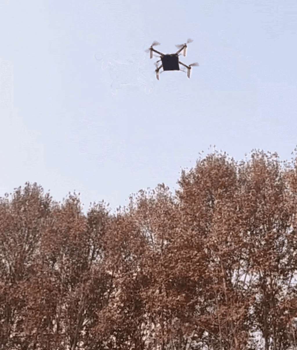 Le drone ODD utilisé par le labo lors de son vol d’essai en journée. On peut voir l’imposante plaque photovoltaïque du récepteur d’énergie sous l’aéronef. © NPU