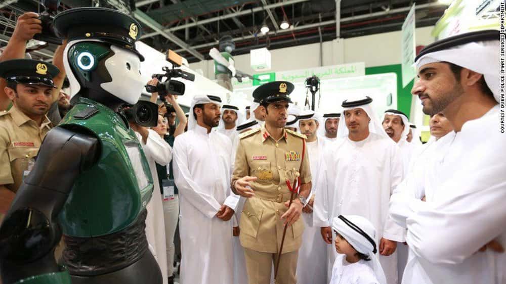 Dubaï veut créer un robot policier capable de faire le même travail qu’un humain, ce qui soulève de nombreuses questions sur les limites et les risques d'une telle expérience. © Dubai Media Office