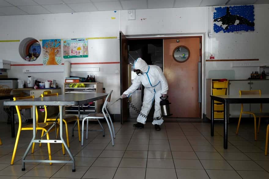 Une école décontaminée à Cannes. © Valéry Hache, AFP