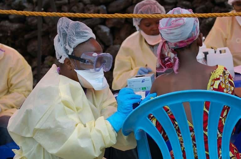 Une jeune fille se fait vacciner contre Ebola par une infirmière à Goma, en République démocratique du Congo, le 7 août 2019. © Augustin WAMENYA - AFP/Archives