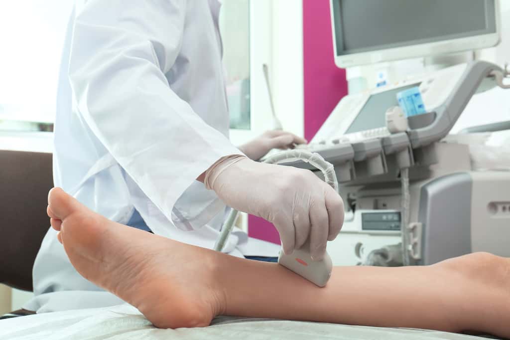  Les échographes médicaux utilisent des ultrasons pour produire des images des tissus et des organes à l'intérieur du corps. © New Africa, Adobe Stock