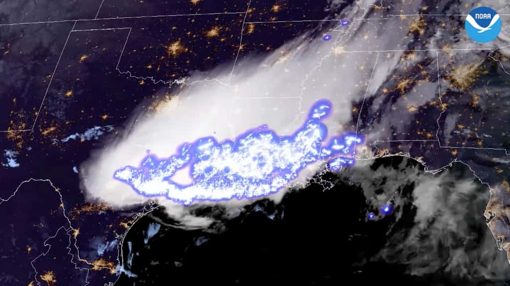 Image satellite montrant le complexe orageux provoquant un éclair de 768 kilomètres, le plus grand jamais observé. © NOAA