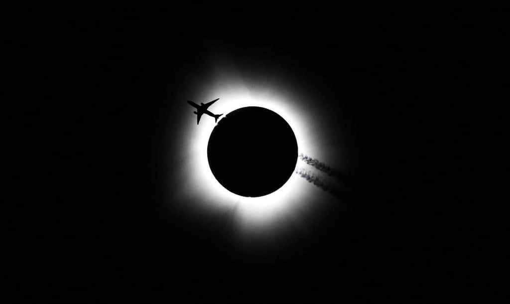 Dans l'Indiana, les observateurs ont pu apprécier le passage d'un avion devant les disques solaire et lunaire alors confondus. © Bobby Goddin, <em>USA Today Network, Reuters </em>
