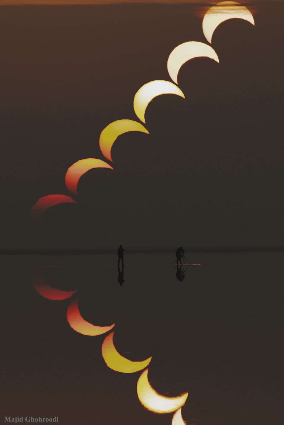 L’éclipse de Soleil qui se reflète sur le lac salé de Soltan en Iran. © Majid Ghobroodi, Nasa, Apod 
