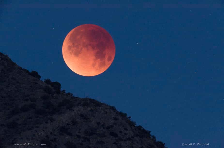 L'éclipse de Lune du 31 janvier 2018. Cette très belle photo donne un avant-goût de ce que nous verrons ce soir, dès le coucher du Soleil. Si la météo est favorable ! © Fred Espenak (MrEclipse.com), APOD