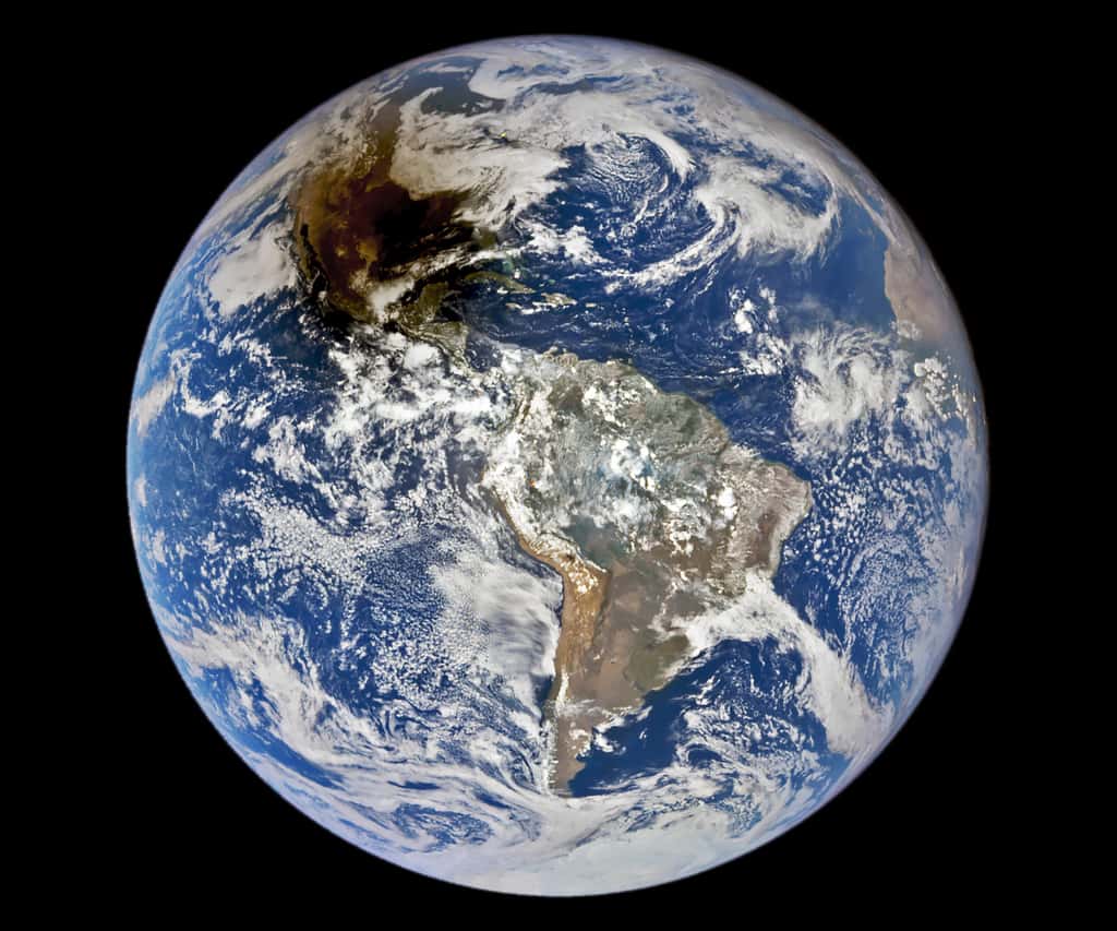 Image de la Terre capturée à 16 h 58 GMT par la caméra Epic de la Nasa, embarquée sur la sonde DSCOVR, lors de l’éclipse solaire annulaire. L’ombre de la Lune est alors en train de tomber sur les côtes sud-est du Texas. © DSCOVR, Nasa, Noaa 