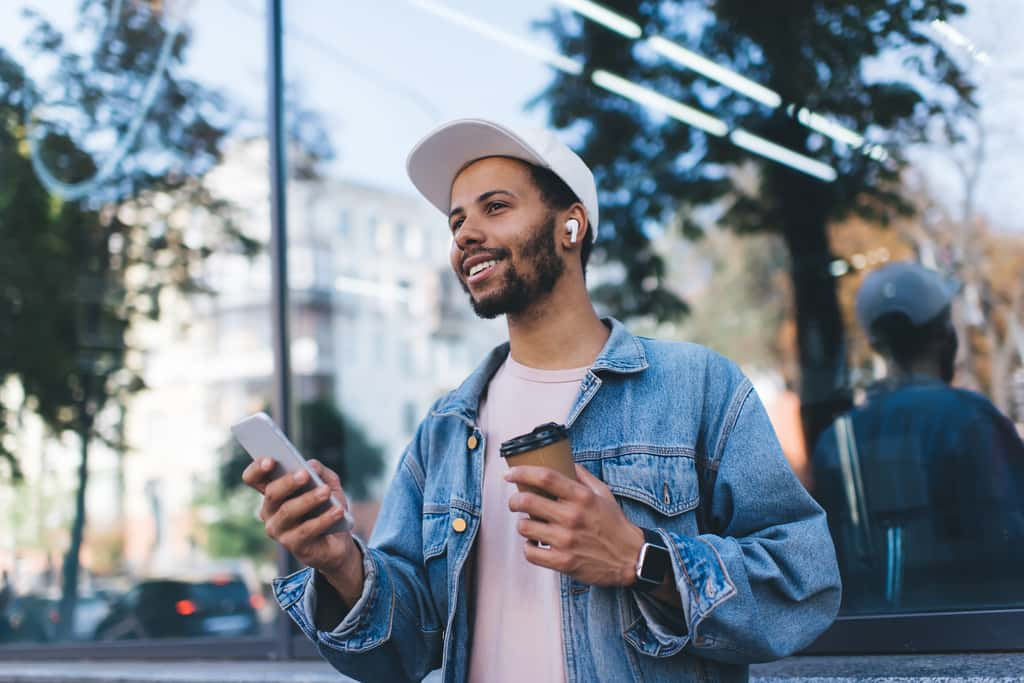 Bon Plan : écouteurs Bluetooth JBL Tune Beam en Promotion sur Cdiscount ! © BullRun, Adobe Stock